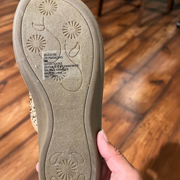 Cliffs By White Mountain Calling Women's Thong Sandals Sand Size 6 - Picture 6 of 7